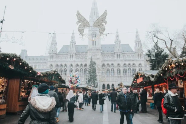 Le marché de Noël de Vienne installé devant l'hôtel de ville illuminé, ses chalets en bois et ses arbres décorés