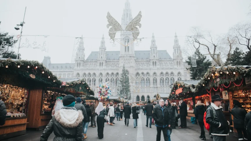 Le marché de Noël de Vienne installé devant l'hôtel de ville illuminé, ses chalets en bois et ses arbres décorés