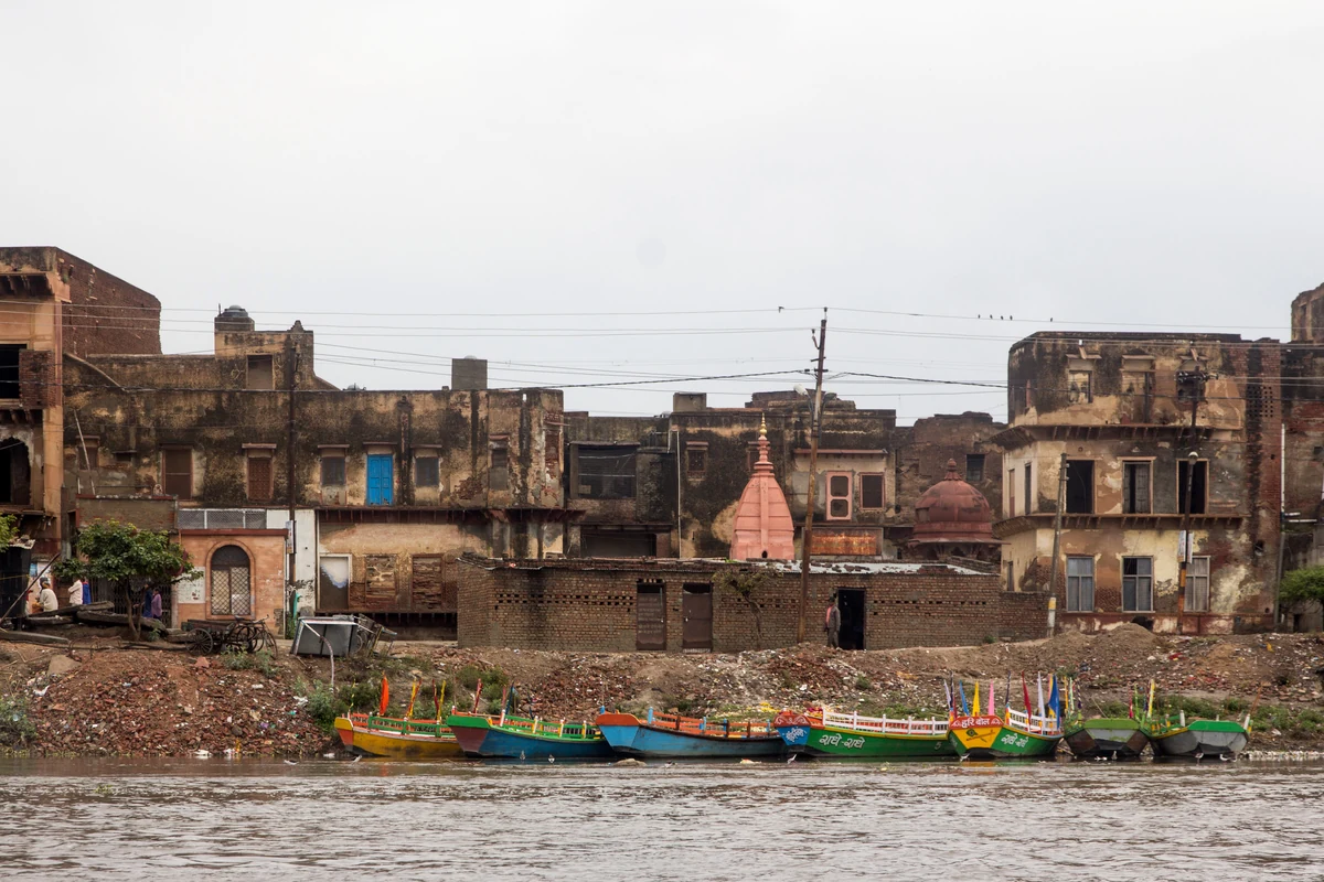 Holi en Inde : dates 2027, Holika Dahan et Rangwali Holi, le guide complet 3 Les façades anciennes de Vrindavan alignées au bord de la rivière Yamuna