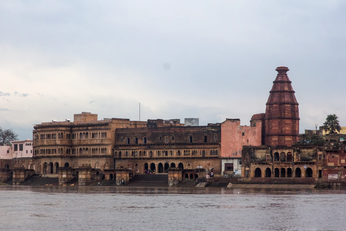 Holi en Inde : dates 2027, Holika Dahan et Rangwali Holi, le guide complet 2 Les ghats de Vrindavan en Inde, leurs marches descendant vers la rivière