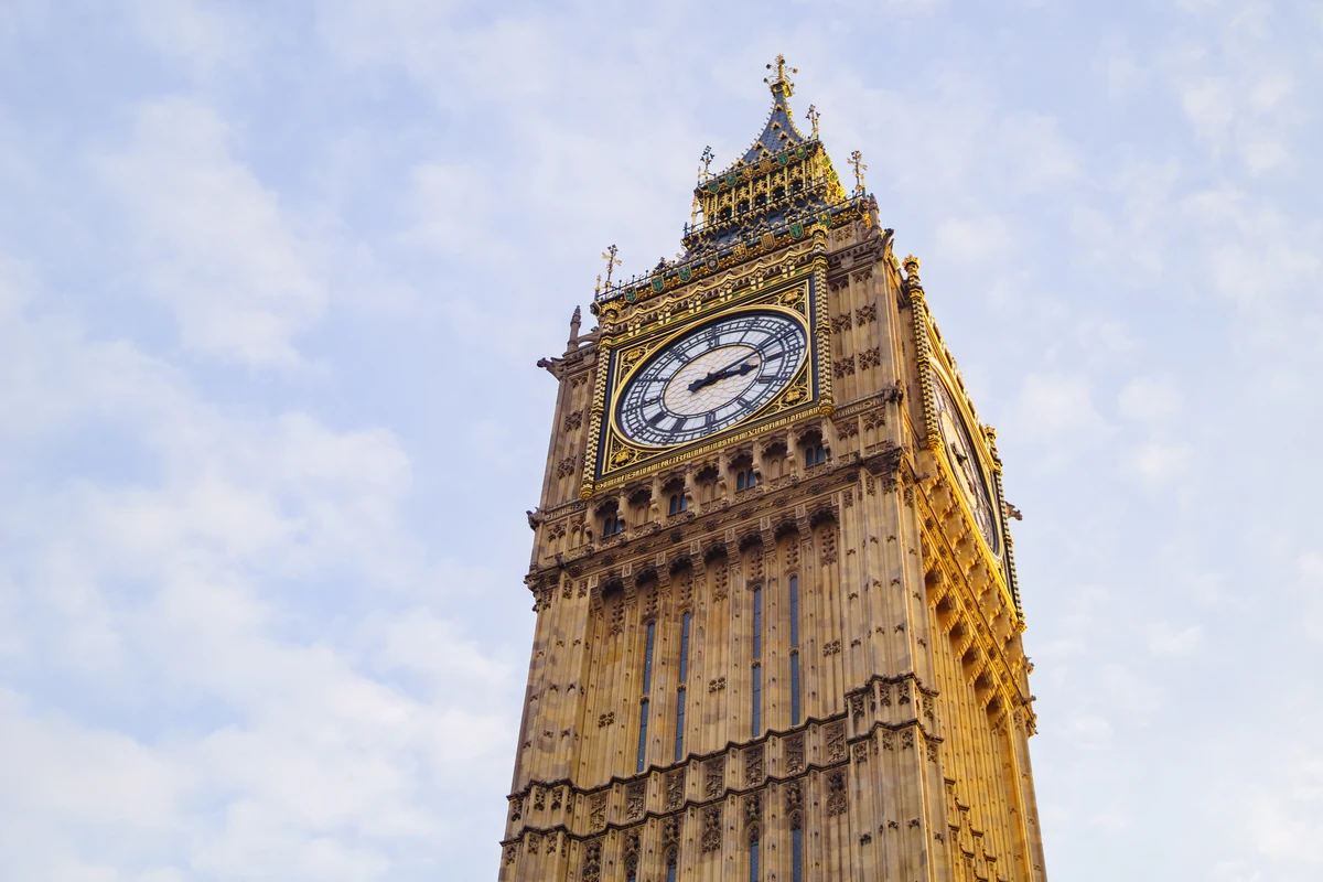 La tour de l'horloge de Big Ben vue en contre-plongée, son cadran doré