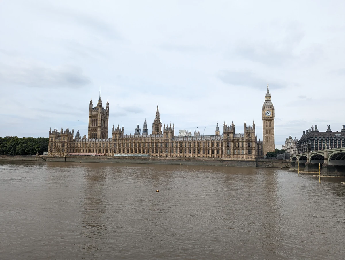 Le palais de Westminster et la tour de Big Ben vus depuis l'autre rive de la Tamise