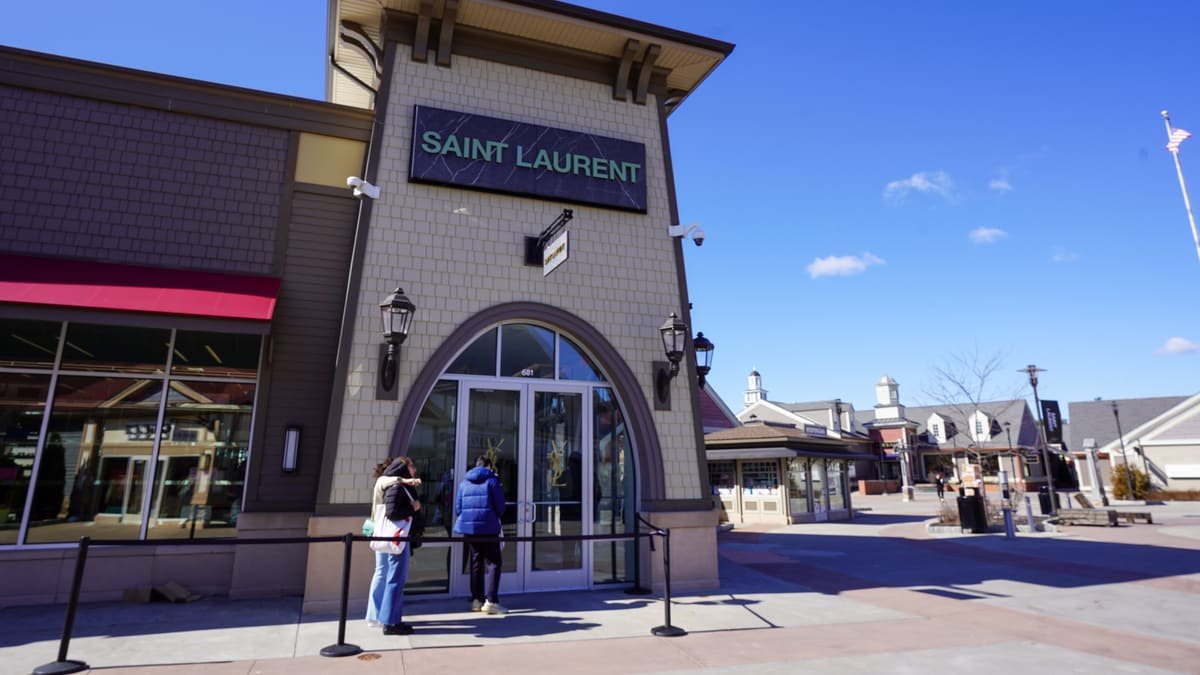 La devanture de la boutique Saint Laurent à Woodbury Common Premium Outlets