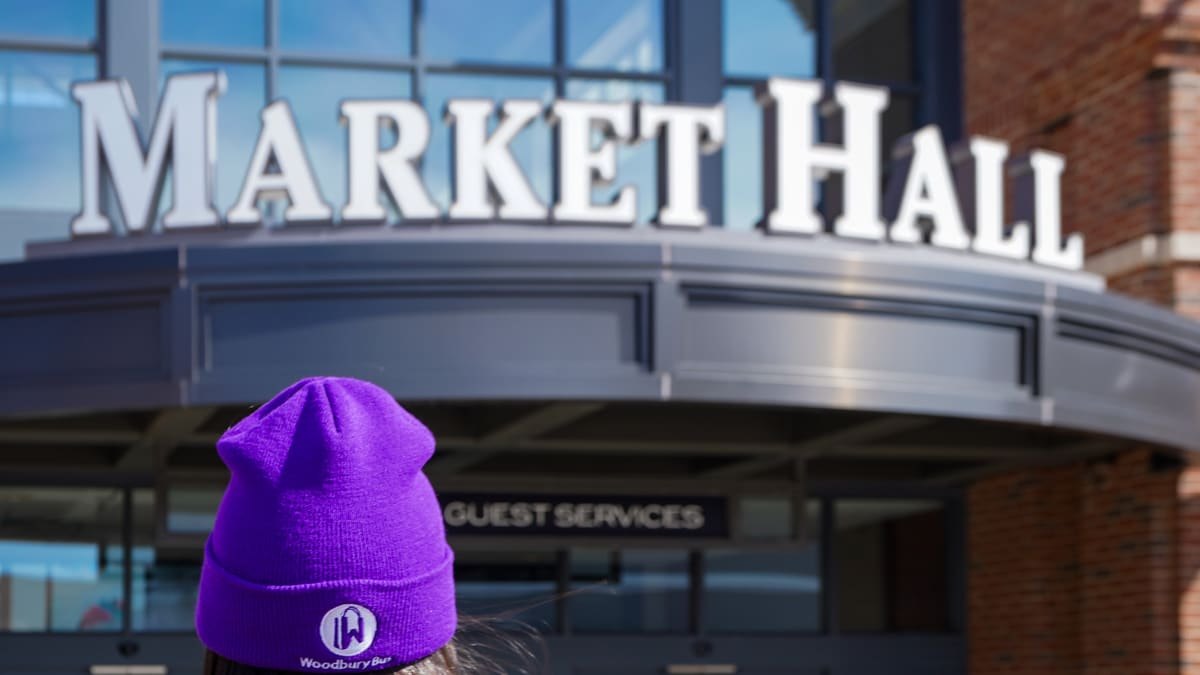 Woodbury Common Premium Outlets : y aller, quoi acheter, combien 3 L'entrée du Market Hall de Woodbury Common et son comptoir Guest Services