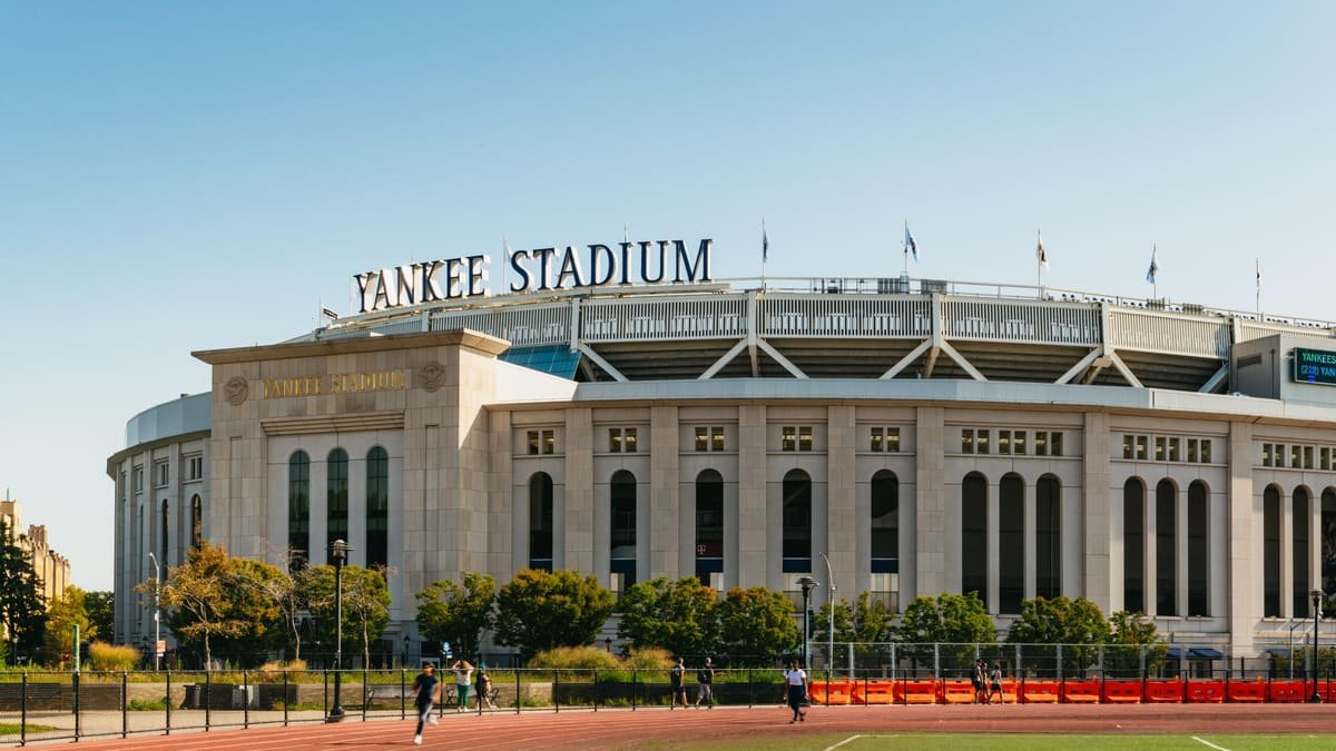 Les contrastes de New York : Brooklyn, le Bronx, Harlem, le Queens et Coney Island 2 La façade de pierre du Yankee Stadium dans le Bronx, avec son enseigne