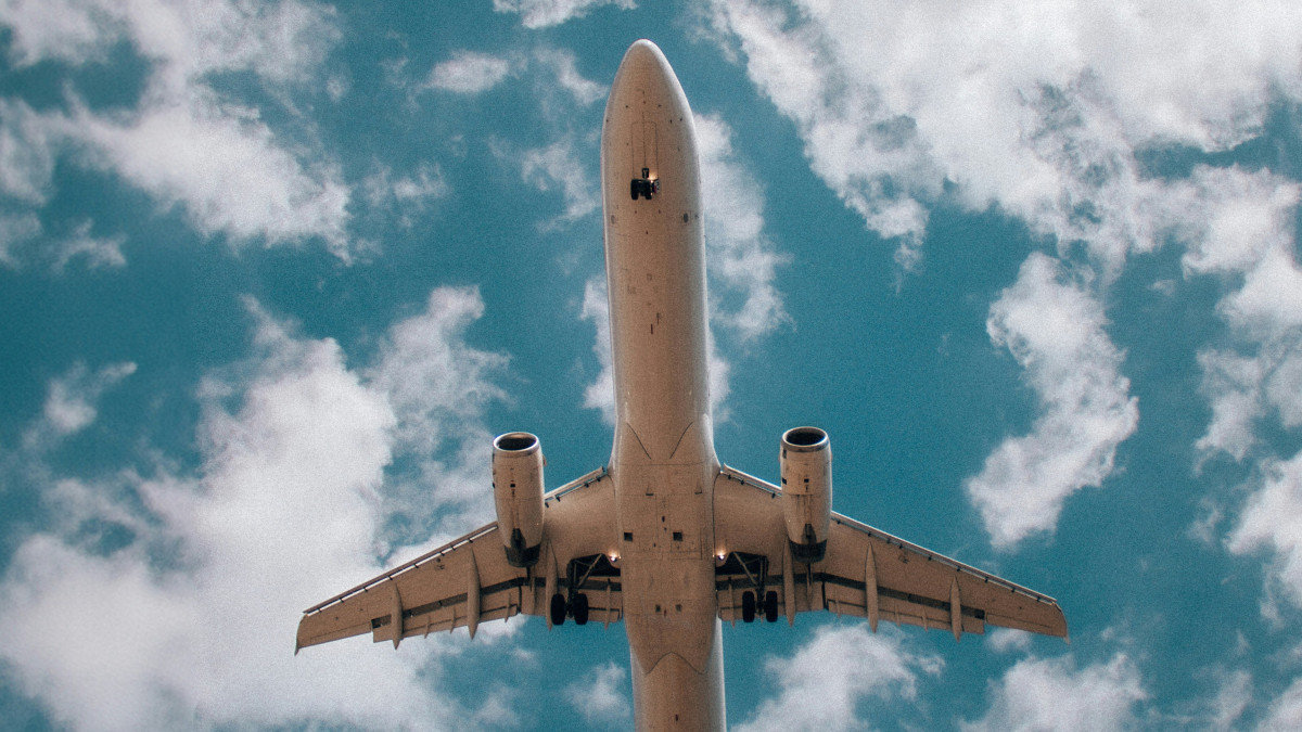 Avion au décollage vers l'Algérie depuis un aéroport français