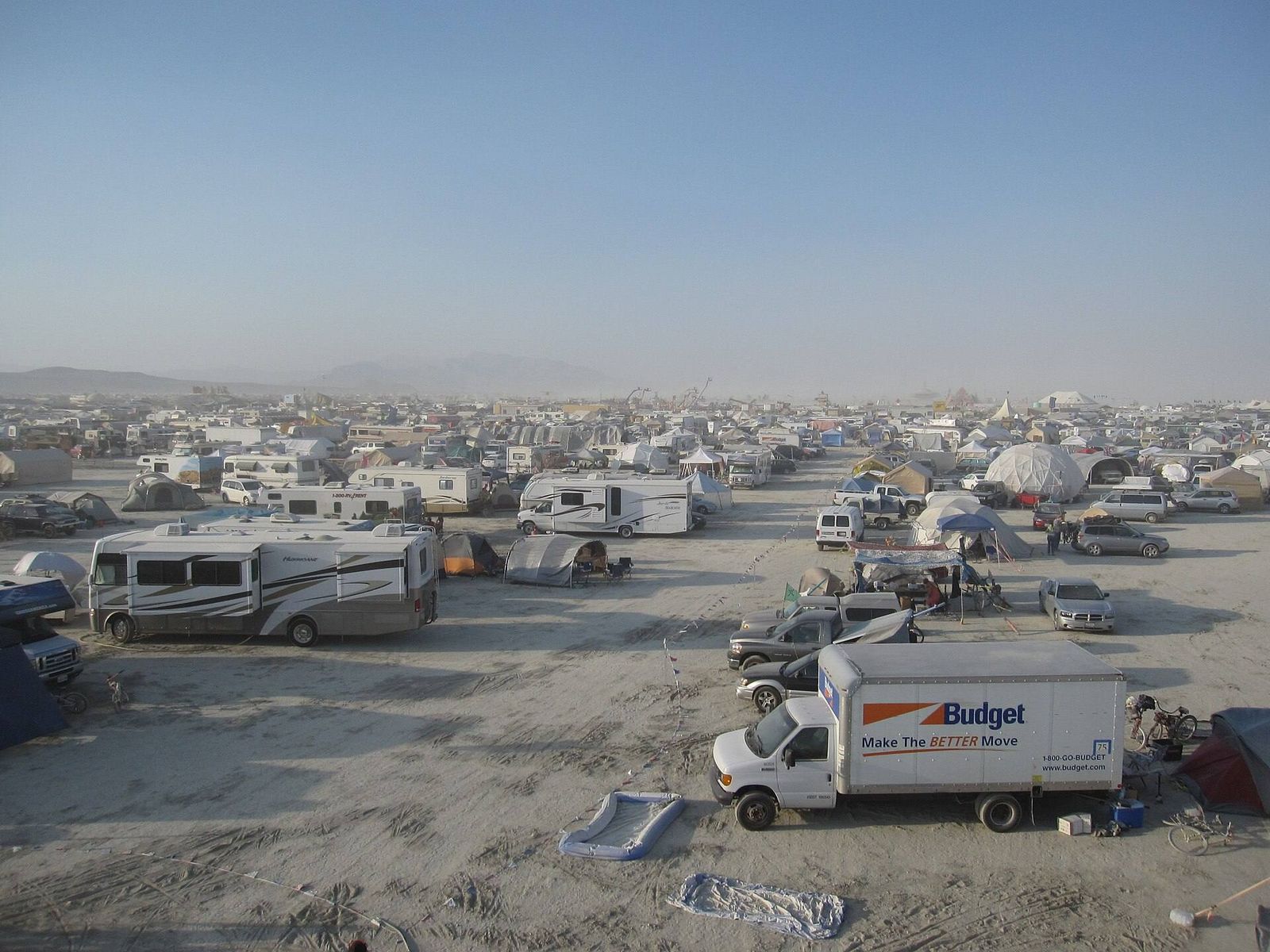 À 40 ans, le Burning Man n'arrive plus à vendre ses billets 3 Camping-cars, tentes et dômes alignés sur la poussière de Black Rock City pendant le Burning Man