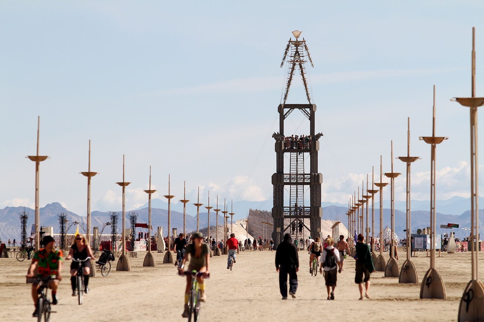 À 40 ans, le Burning Man n'arrive plus à vendre ses billets 2 L'effigie de l'Homme dressée sur sa tour au centre de Black Rock City, des participants à vélo sur la playa