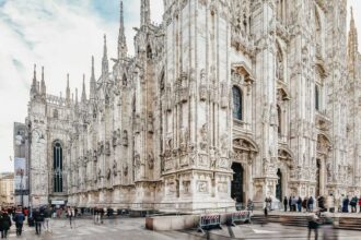 Le Duomo de Milan vu depuis la place, dentelle de marbre blanc et forêt de flèches gothiques