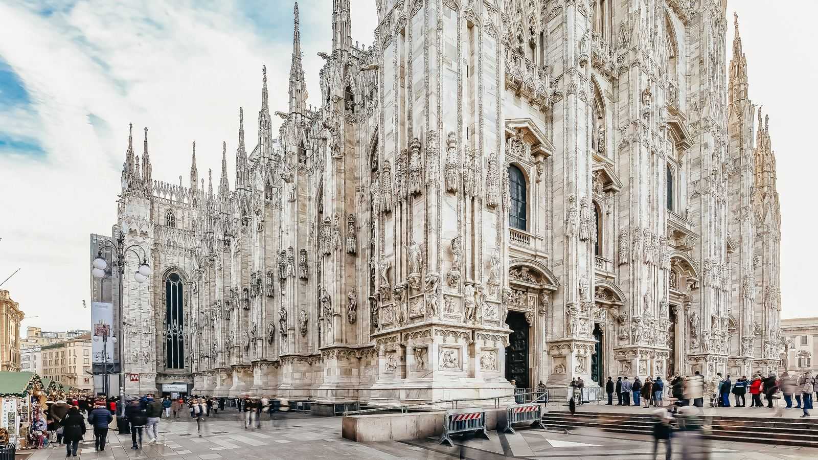 Le Duomo de Milan vu depuis la place, dentelle de marbre blanc et flèches