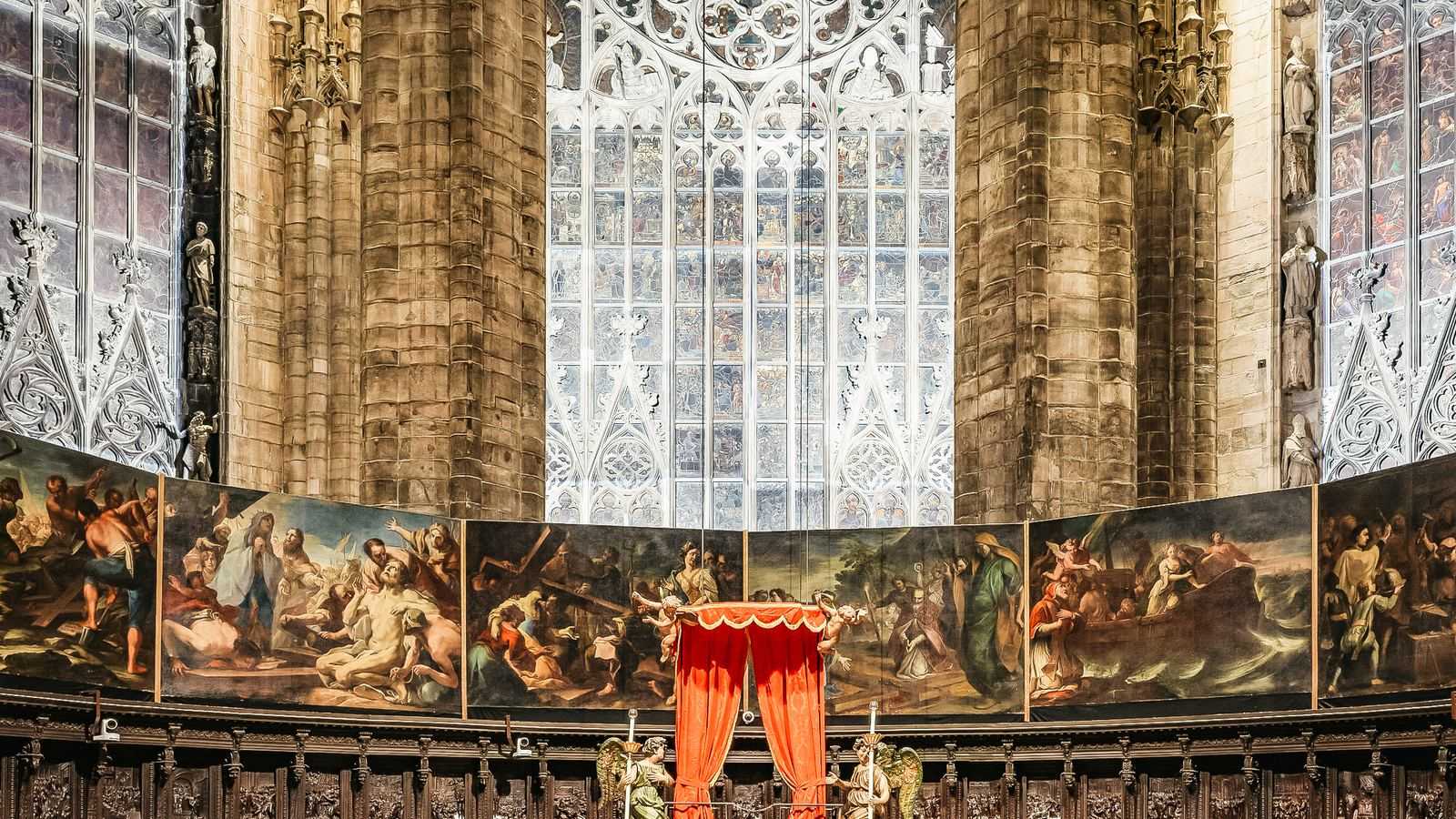 L'intérieur du Duomo de Milan, chœur et abside avec ses vitraux