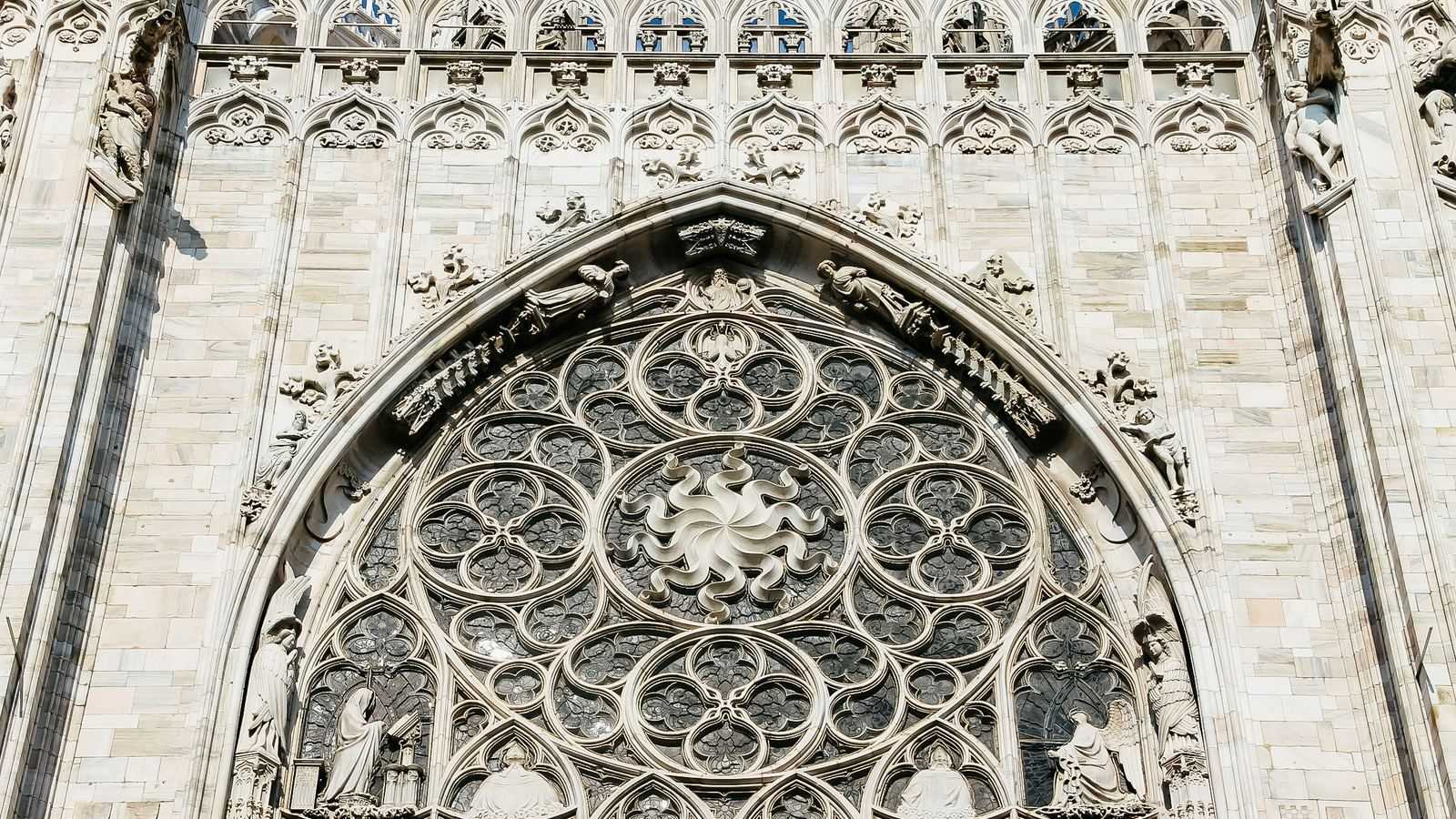 Détail d'une rosace du Duomo de Milan, remplage de pierre ajouré