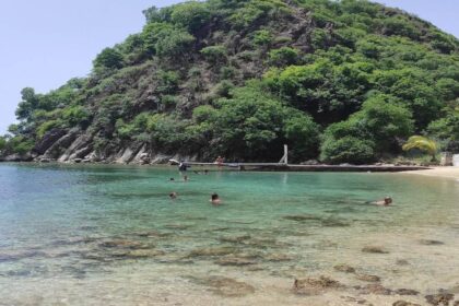 Ilet verdoyant cerne d un lagon turquoise peu profond, dans l archipel guadeloupeen