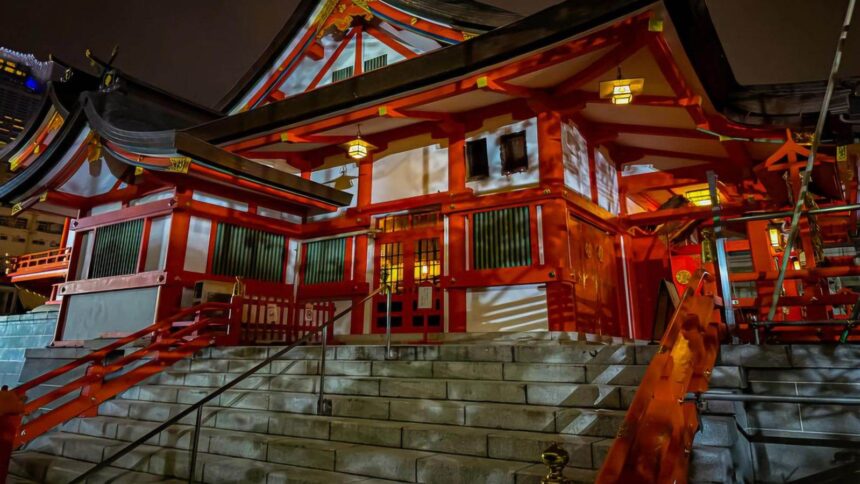 Pavillon de bois laque rouge et vermillon d un sanctuaire de Kyoto, au Japon