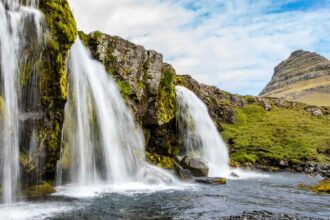 Le mont Kirkjufell et sa cascade sur la péninsule de Snæfellsnes, en Islande