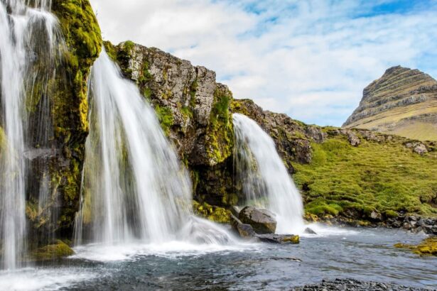 Le mont Kirkjufell et sa cascade sur la péninsule de Snæfellsnes, en Islande