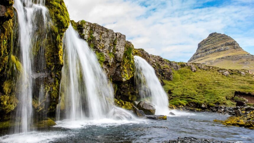 Le mont Kirkjufell et sa cascade sur la péninsule de Snæfellsnes, en Islande