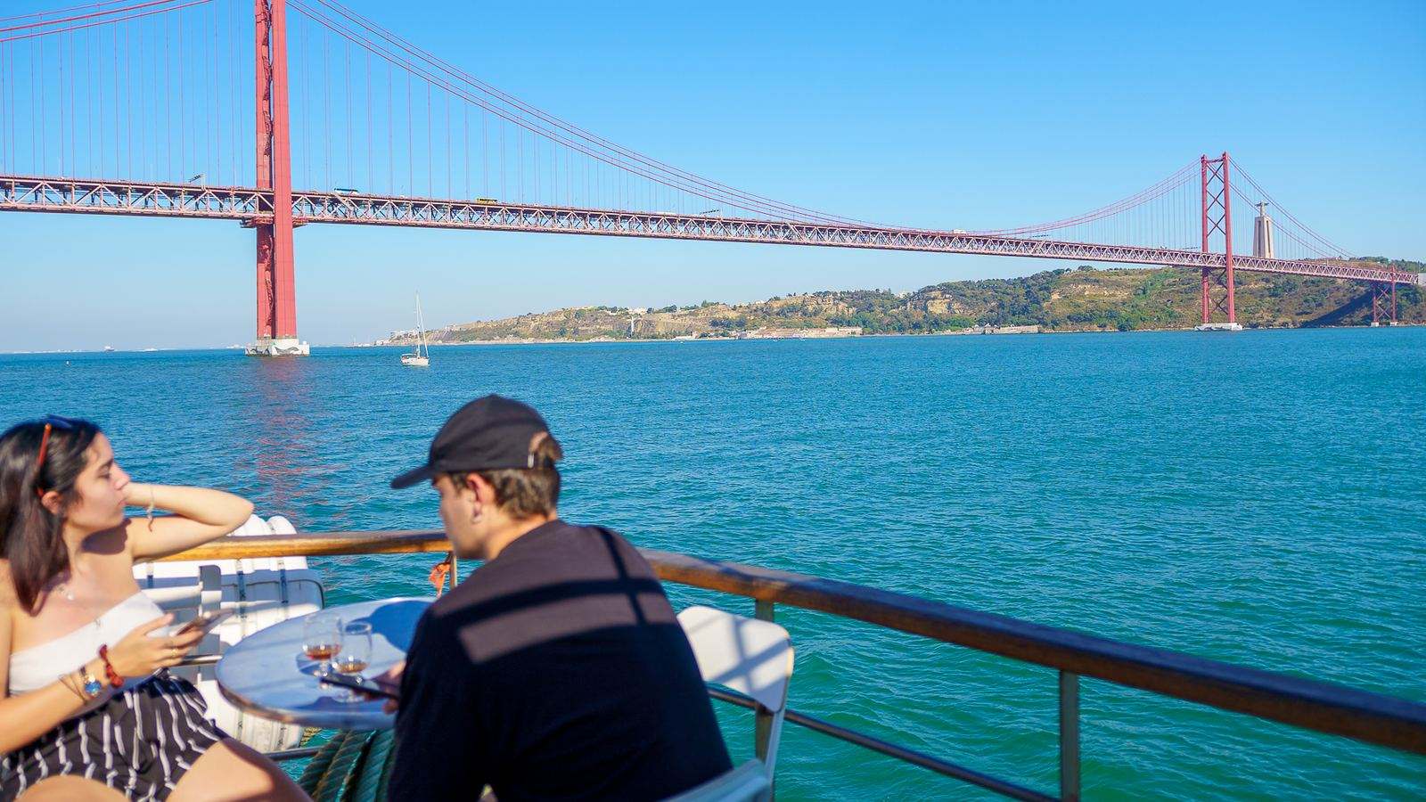 Croisière sur le Tage à Lisbonne : fête ou contemplation 3 Le pont du 25-Avril à Lisbonne vu depuis le pont d'un bateau