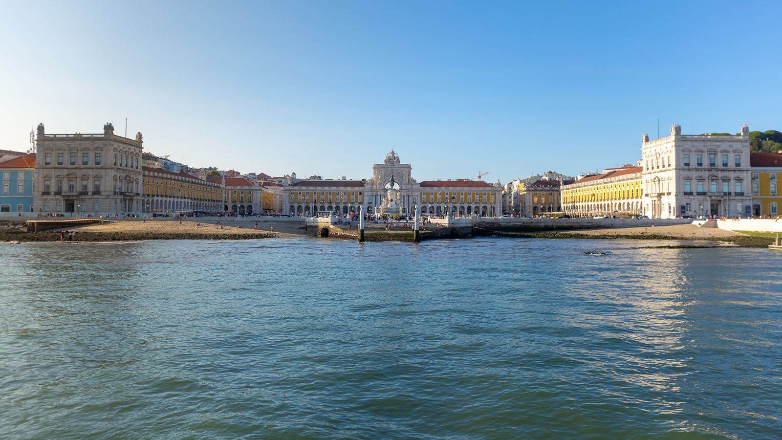 Croisière sur le Tage à Lisbonne : fête ou contemplation 4 La place du Commerce à Lisbonne vue depuis le Tage, façades jaunes alignées