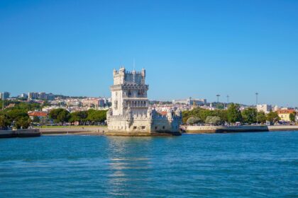 La tour de Belém à Lisbonne vue depuis le Tage, avancée dans l'eau sous un ciel bleu