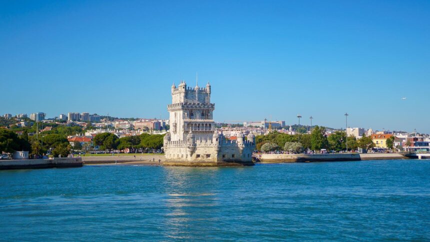 La tour de Belém à Lisbonne vue depuis le Tage, avancée dans l'eau sous un ciel bleu