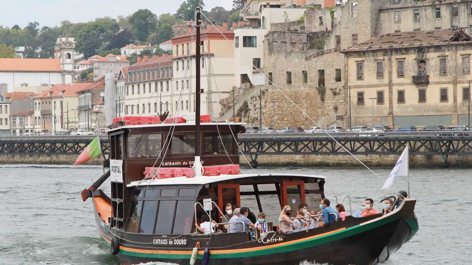 Croisière des six ponts à Porto : quel bateau et à quel prix 3 Un bateau rabelo traditionnel chargé de passagers naviguant sur le Douro