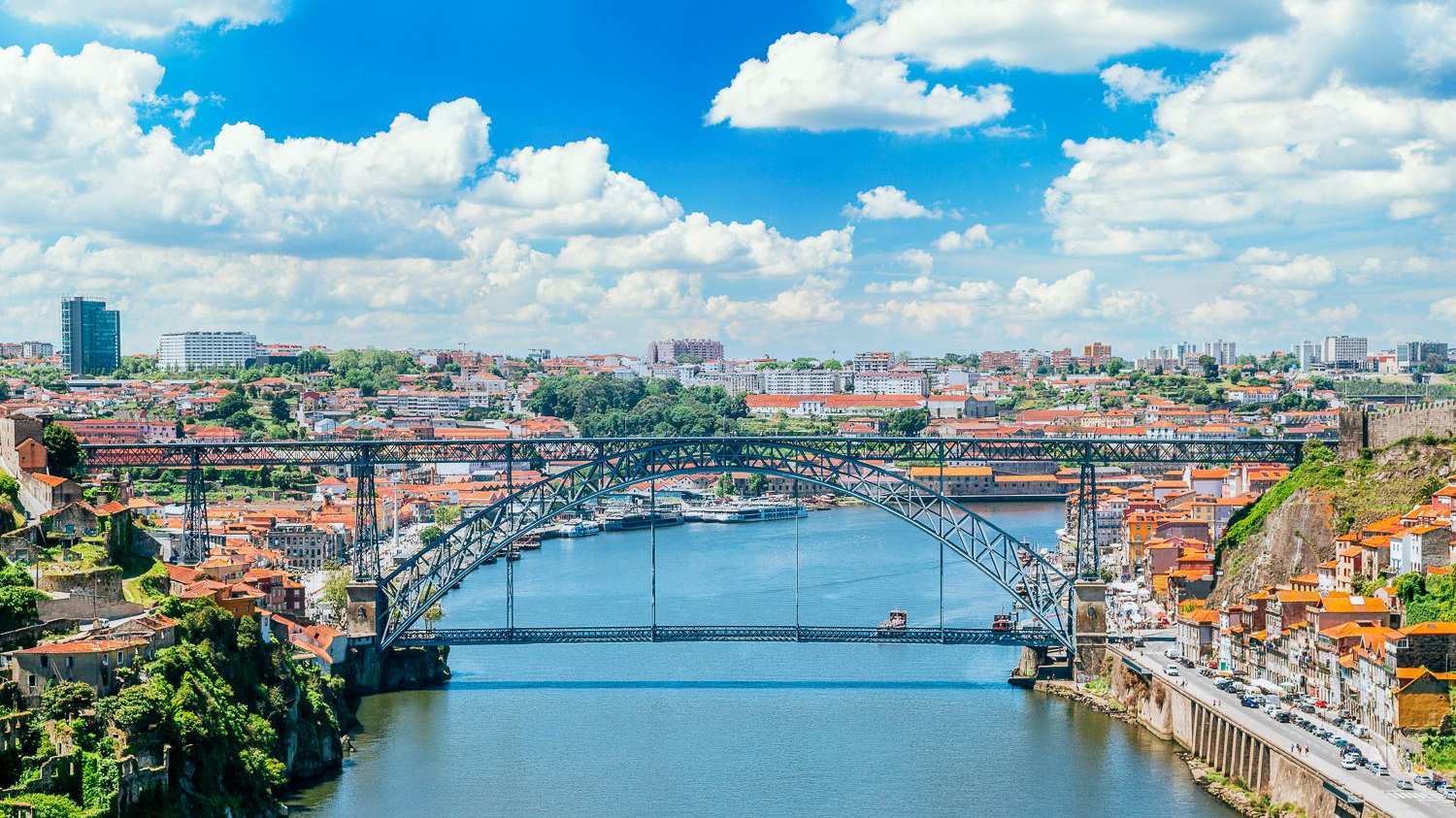 Croisière des six ponts à Porto : quel bateau et à quel prix 4 Le pont Dom-Luís Ier à Porto, arche métallique à deux niveaux au-dessus du Douro