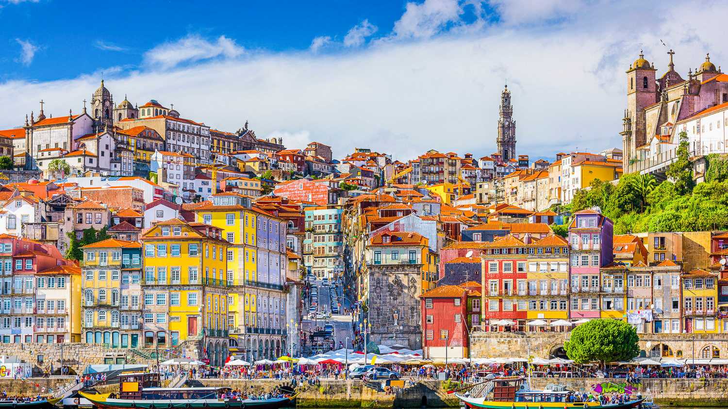 Le quartier de la Ribeira à Porto vu du Douro, façades colorées et bateaux rabelos