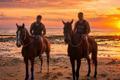 Cavaliers sur une plage de sable au coucher du soleil, dans la region de Krabi en Thailande