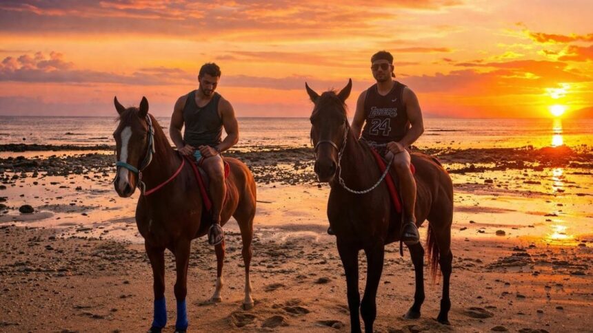 Cavaliers sur une plage de sable au coucher du soleil, dans la region de Krabi en Thailande