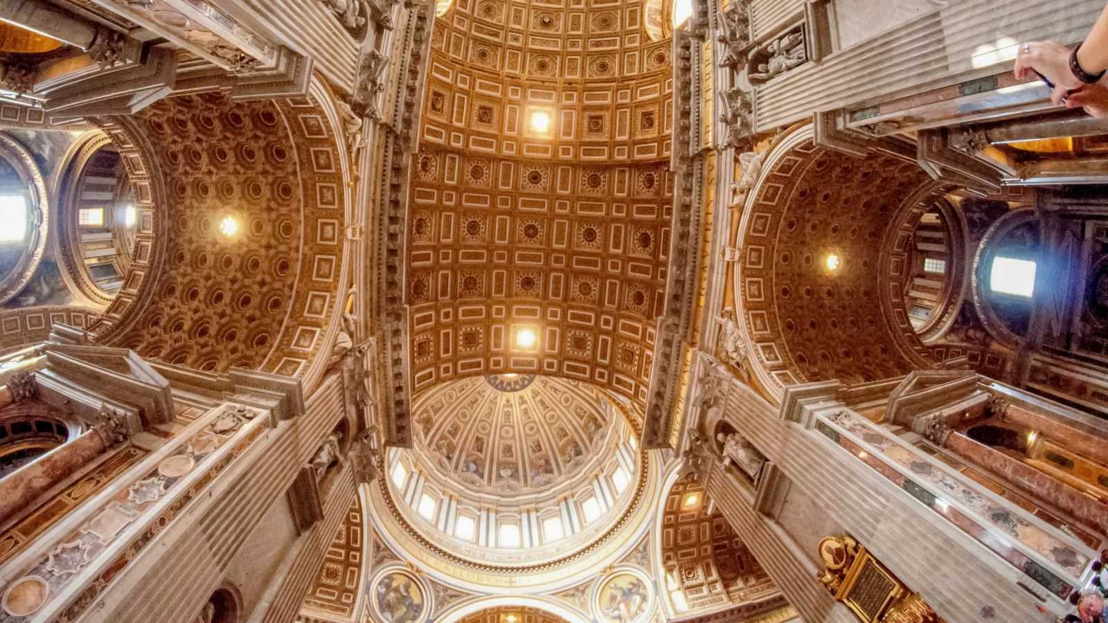 Billets pour le Vatican : quelle formule choisir et à quel prix 4 L'intérieur de la coupole de la basilique Saint-Pierre de Rome, vue depuis la nef