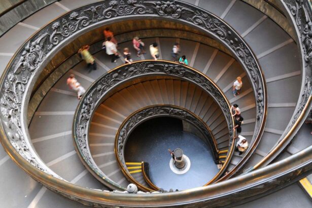 L'escalier hélicoïdal à double révolution des musées du Vatican vu du dessus, avec des visiteurs descendant les rampes