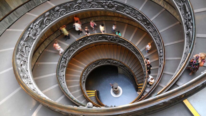 L'escalier hélicoïdal à double révolution des musées du Vatican vu du dessus, avec des visiteurs descendant les rampes