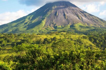 Le cône du volcan Arenal se détachant au-dessus de la forêt tropicale, au Costa Rica