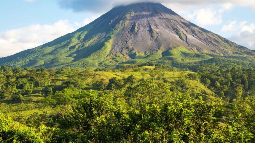 Le cône du volcan Arenal se détachant au-dessus de la forêt tropicale, au Costa Rica