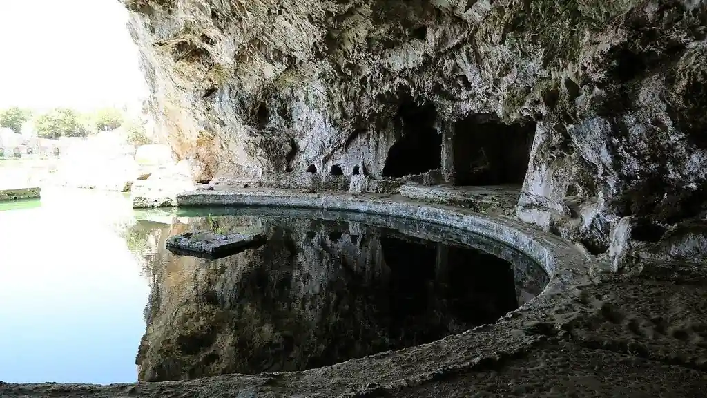 Une journée à Sperlonga depuis Rome : le parcours street art de l'Odyssée 3 Le bassin circulaire de la grotte de Tibère à Sperlonga, sous la paroi rocheuse
