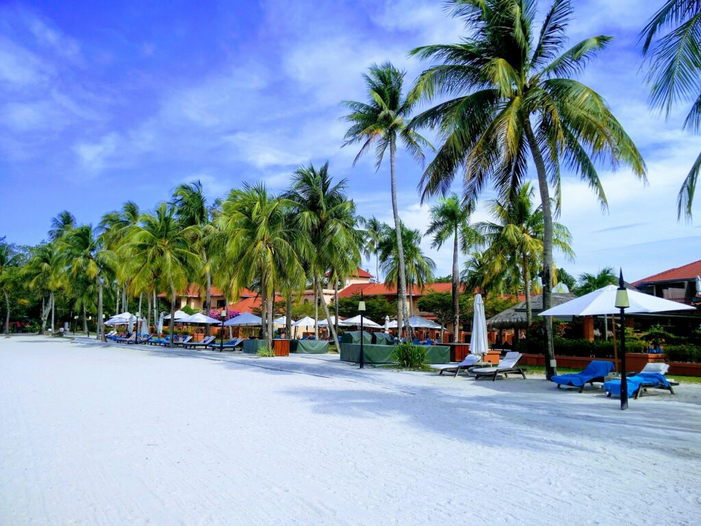 Langkawi, en Malaisie : que faire, plages et quand partir sur l'île géoparc 2 Plage et mer d'Andaman à Langkawi, archipel du nord-ouest de la Malaisie